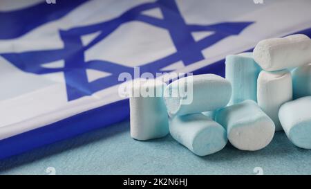 Israelische Nationalflagge und Marshallows. Konzept des Unabhängigkeitstages Israel - Yom Ha`atzmaut. Stockfoto